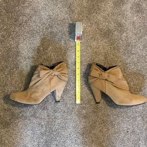 Jaclyn Smith Tan Heeled Ankle Boots
